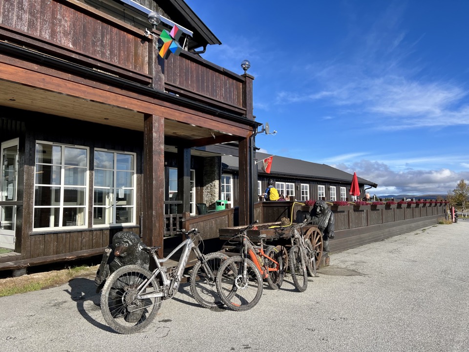 E-mountainbikes staan klaar voor een traditionele Noorse berglodge in de zon