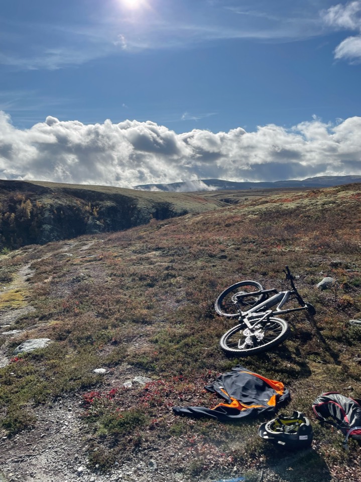 E-mountainbike ligt in de heide tijdens een pauze onderweg in het open fjell-landschap
