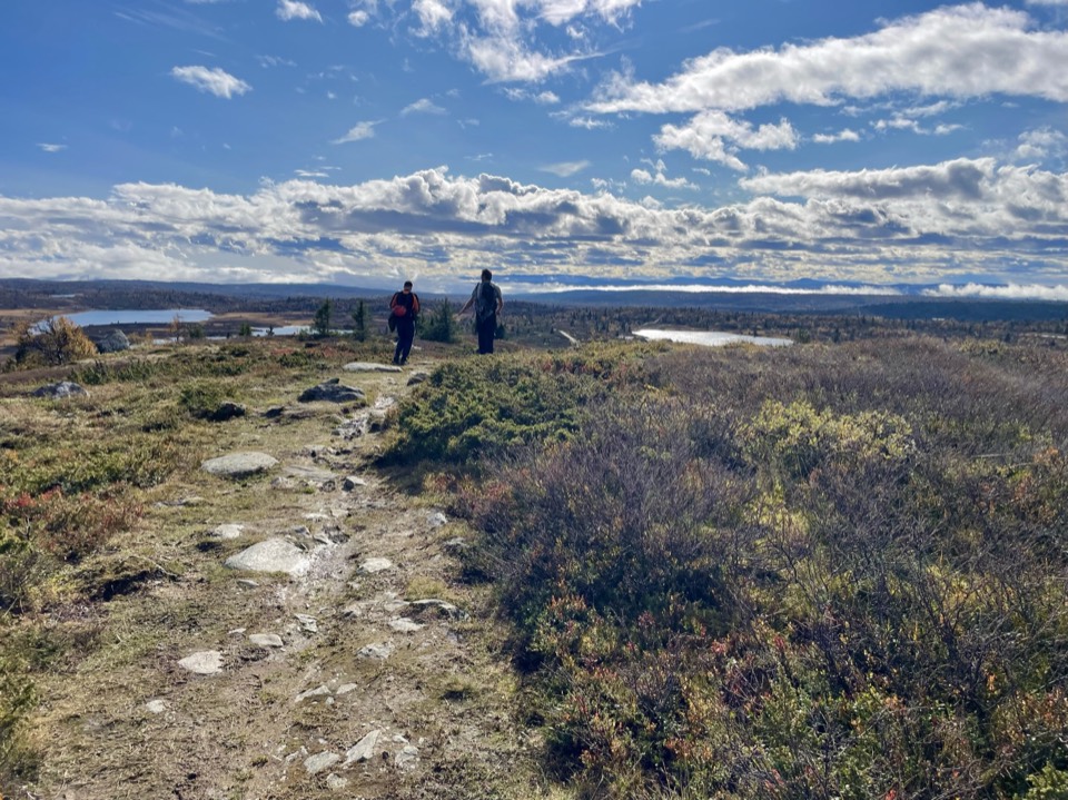 Panorama over de fjell met bergmeren en wandelaars op een pad bij Ringebu