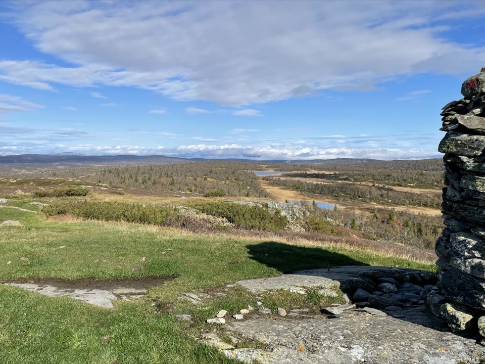 Weids uitzicht over de vallei van Gudbrandsdalen vanaf een uitzichtpunt met stenen stapelmuur